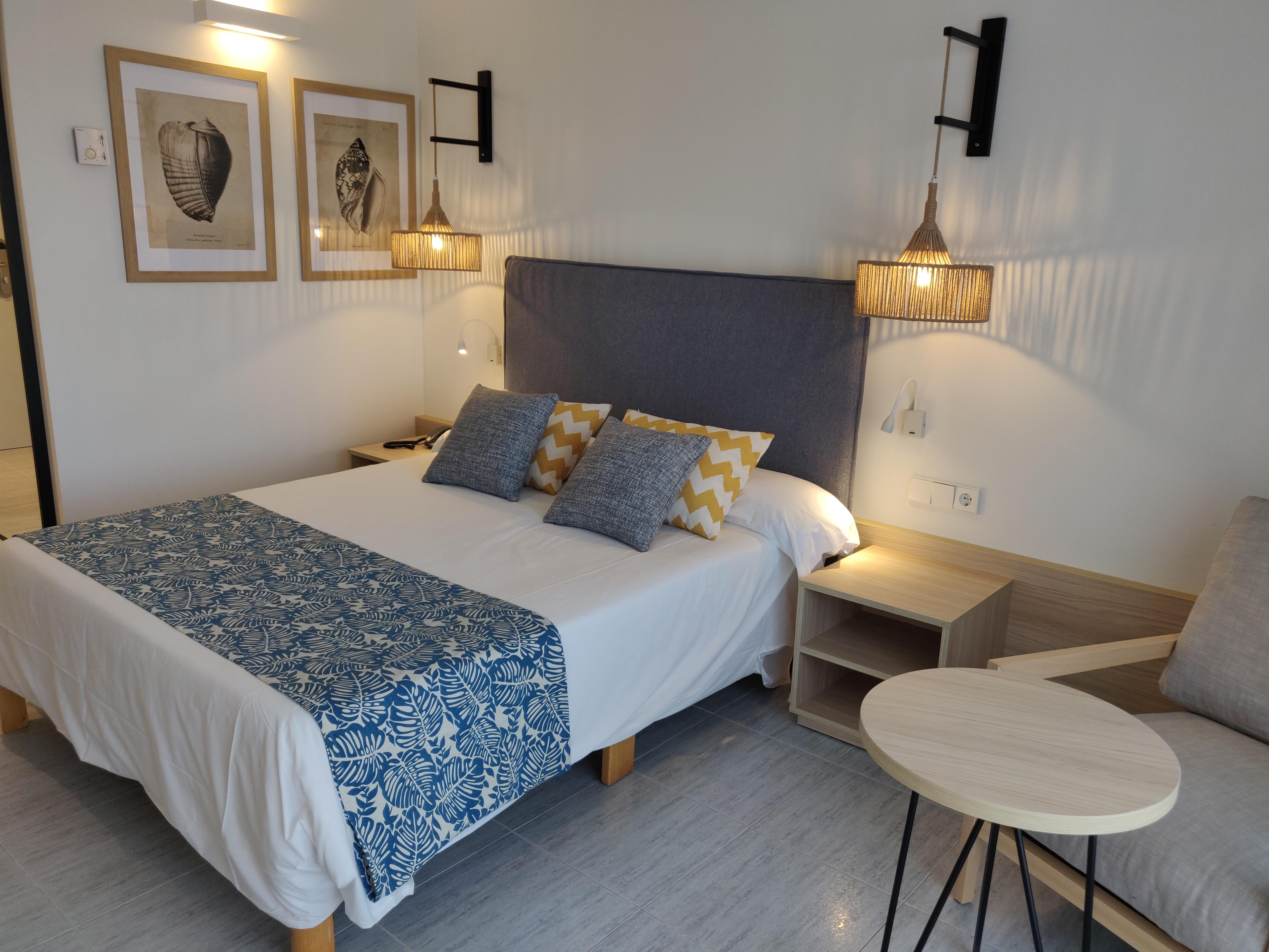 Cabogata Beach Hotel Retamar  Exterior photo A bedroom in a hotel