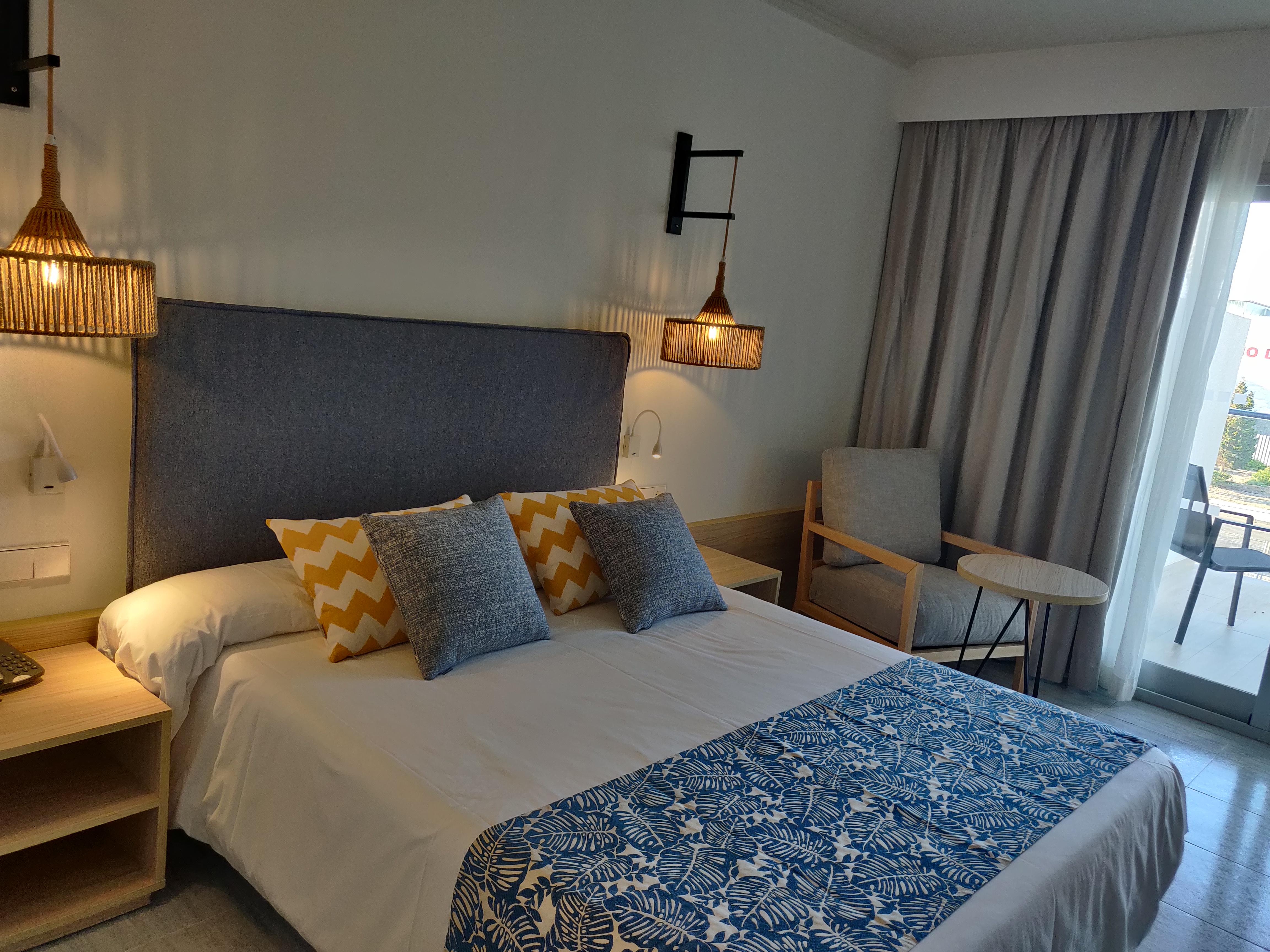 Cabogata Beach Hotel Retamar  Exterior photo A bedroom in a hotel