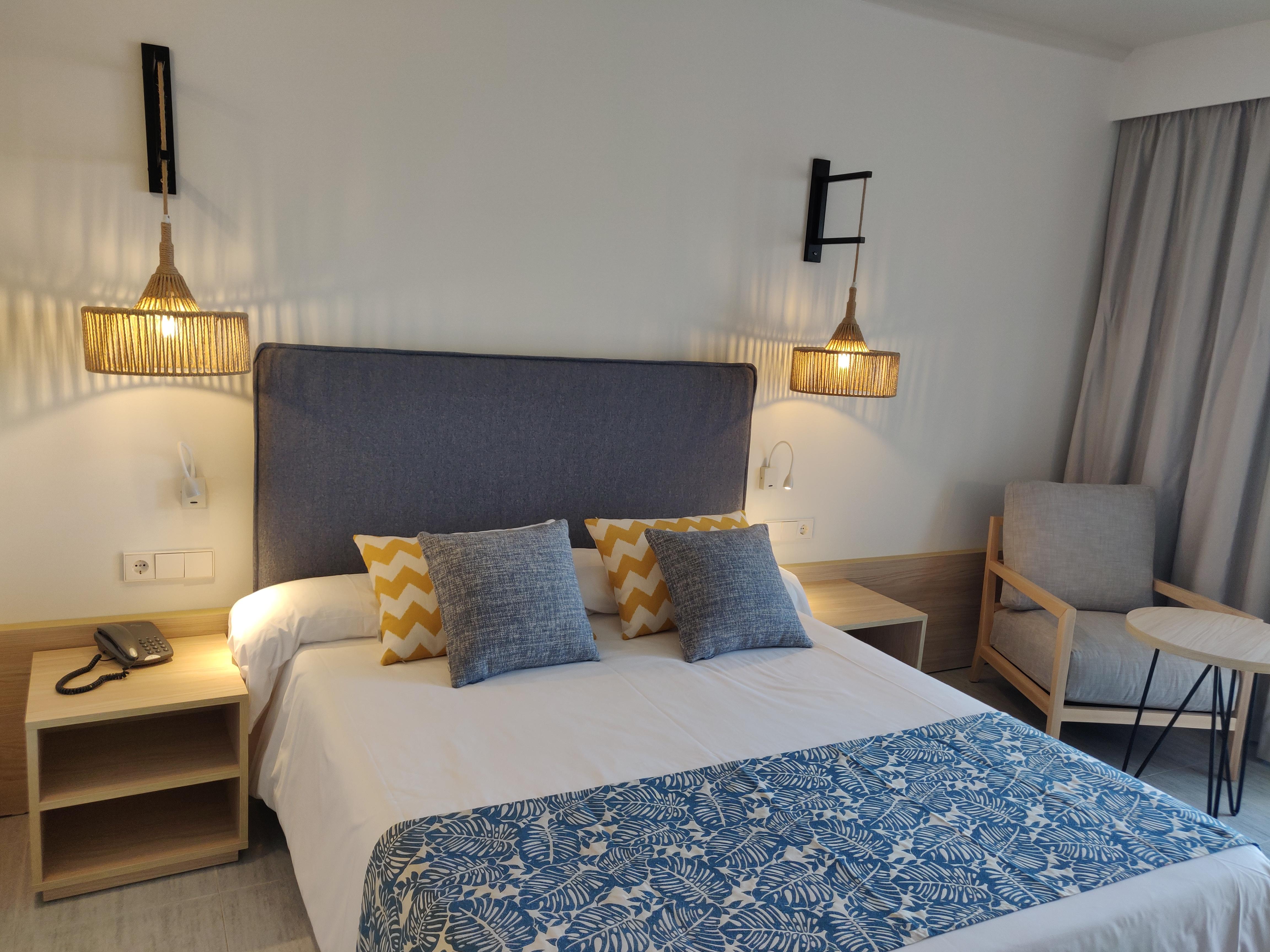Cabogata Beach Hotel Retamar  Exterior photo A bedroom in a hotel