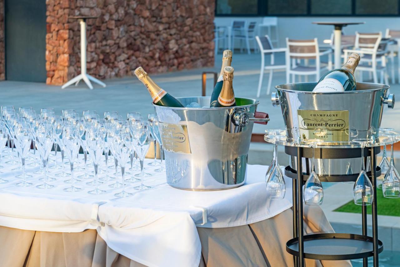 Cabogata Beach Hotel Retamar  Exterior photo Champagne bottles in champagne buckets